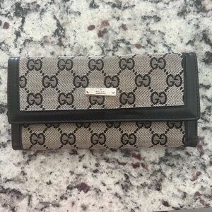 Gucci wallet full sized Pick